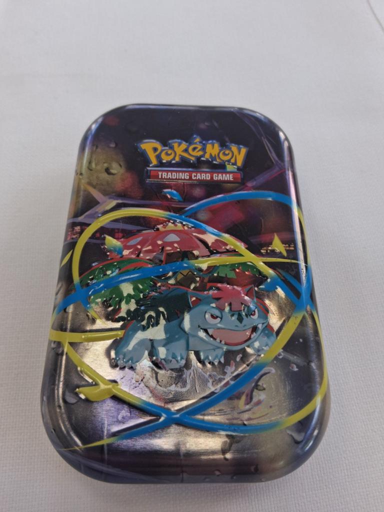 Pokémon kaarten en blikje - Ogerpon, Vulpix, Energy, Ophalen of Verzenden, Gebruikt, Meerdere kaarten