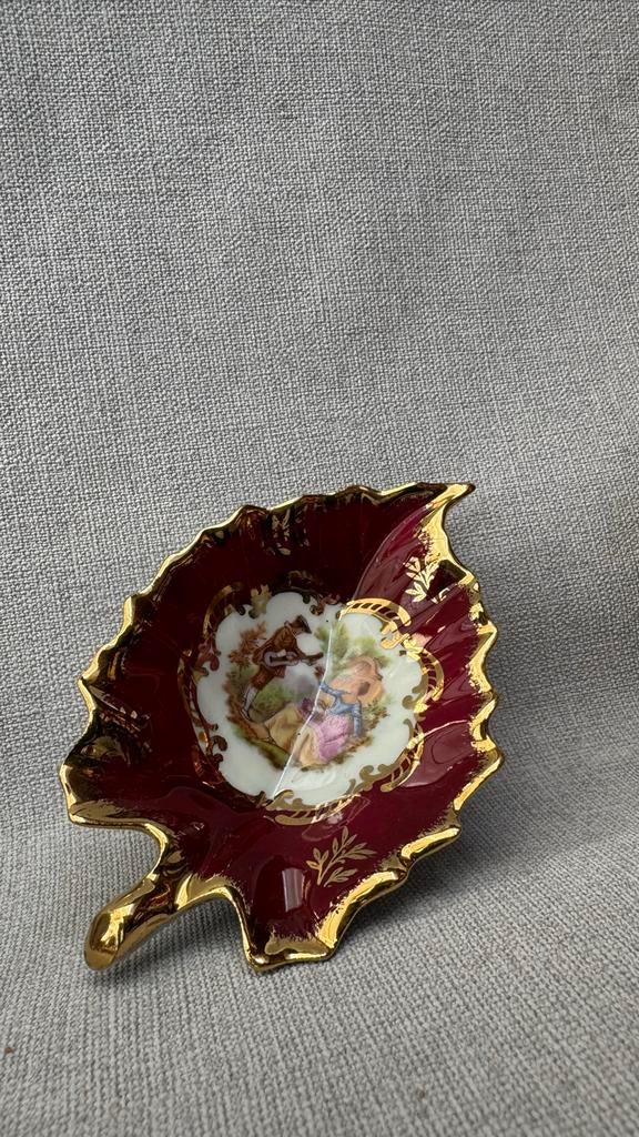 Limoges Goudeville Bladvormig Schoteltje met Romantisch Tafe, Ophalen of Verzenden