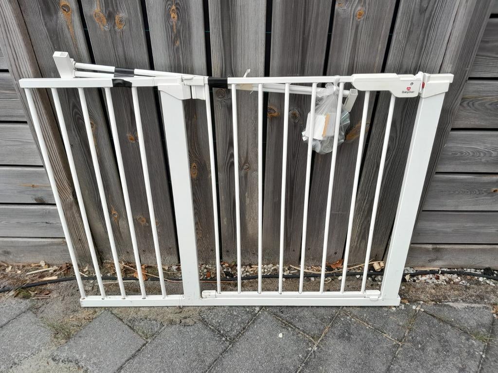 In breedte verstelbare wit traphekje, Ophalen, Metaal of IJzer, 100 tot 115 cm, Klemhekje
