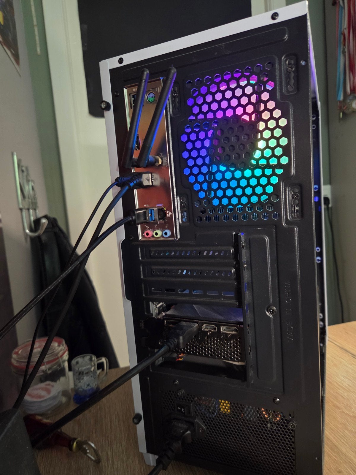Foto 5 van Gaming PC | RX 6650 XT 8GB | Ryzen 5 | 16GB RAM | RGB