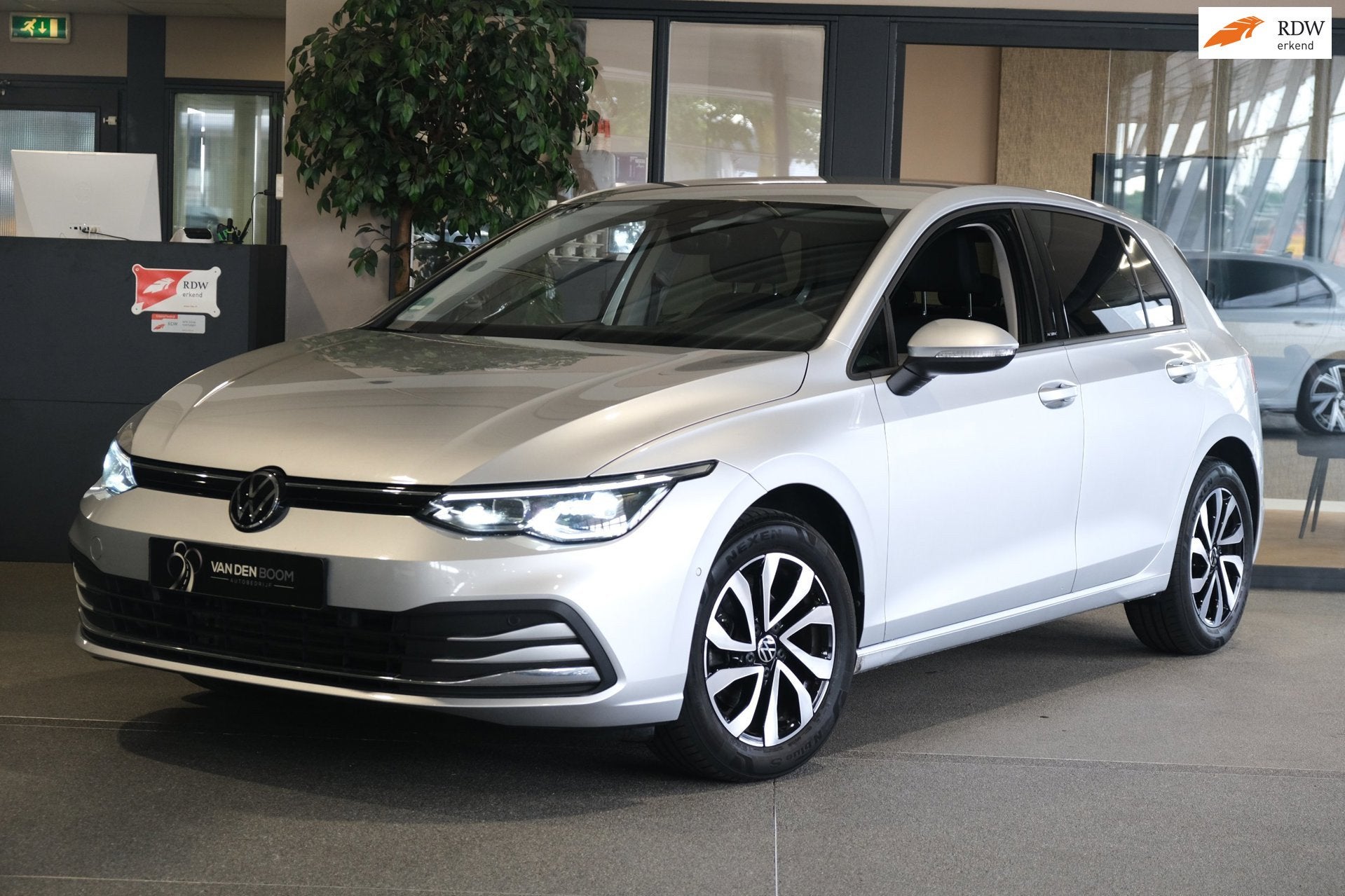 Volkswagen Golf 8 1.5 eTSI 130PK DSG Active Led Navi Cam ACC, 4 cilinders, Leder en Stof, Origineel Nederlands, Bedrijf