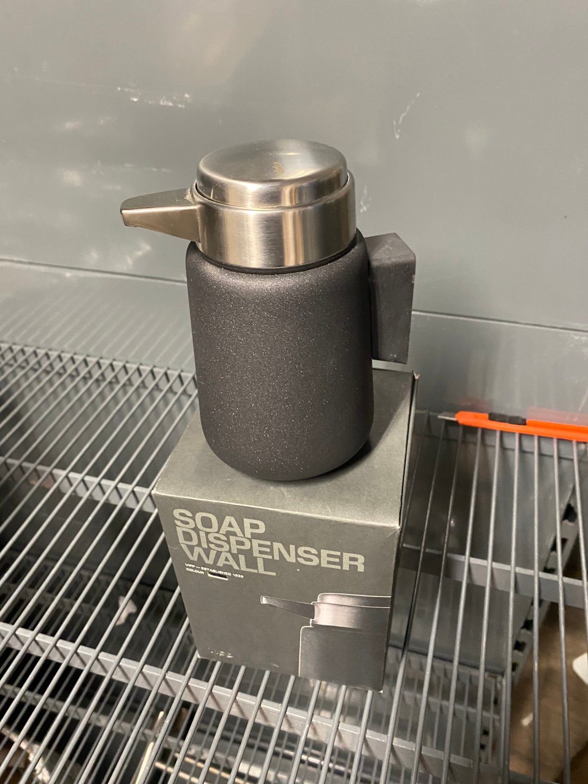 Vipp  zeep dispenser wall zwart, Huis en Inrichting, Ophalen of Verzenden, Nieuw, Zwart