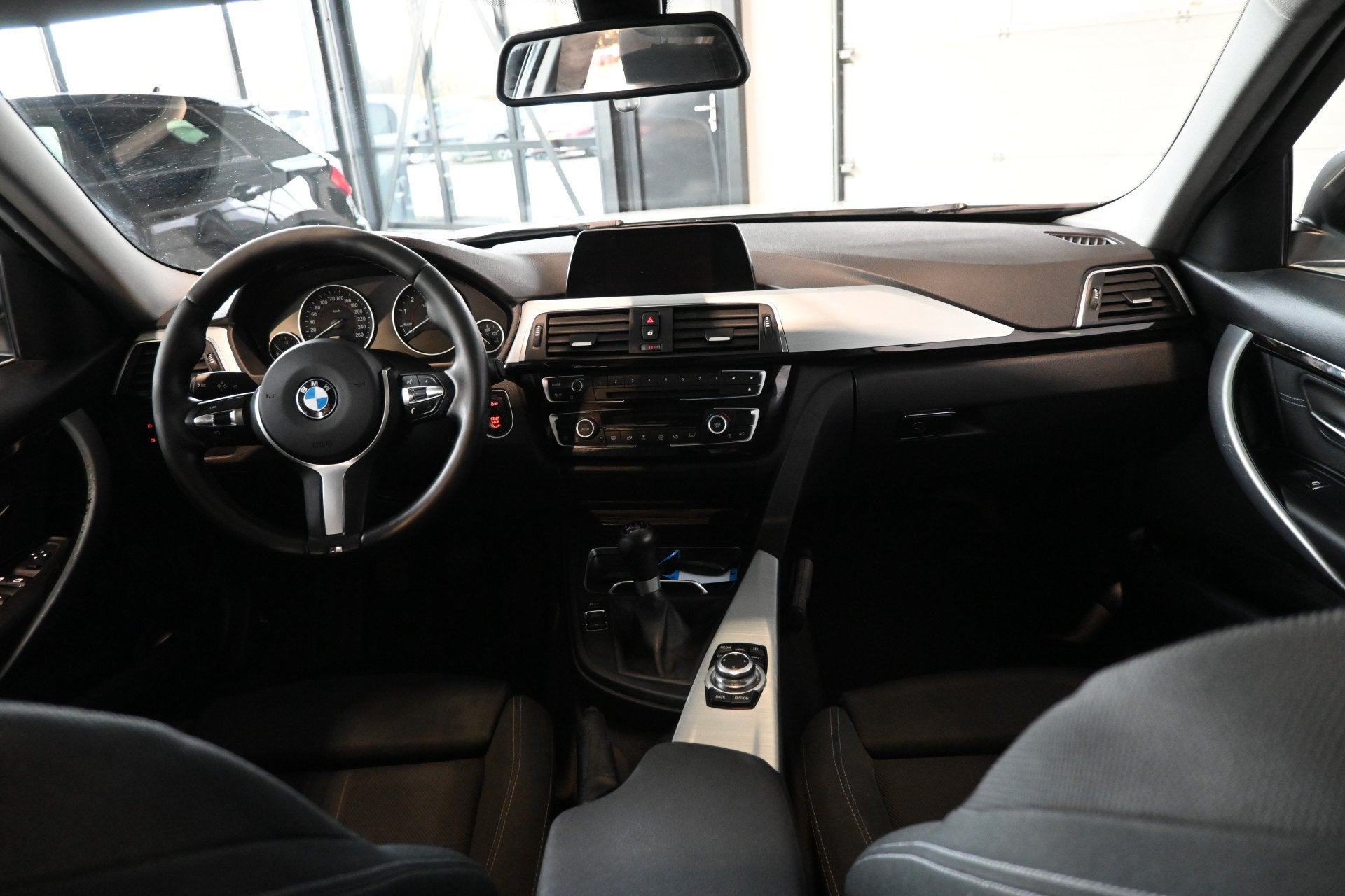 BMW 3 Serie Touring 318i Luxury Clima Navigatie LED Panorama, Keurmerk '100% Onderhouden', Gebruikt, Met garantie (alle), 1445 kg