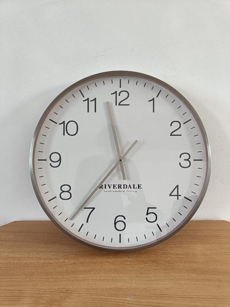 Riverdale Wandklok Camden | Zilver | 53cm, Ophalen of Verzenden, Nieuw, Analoog, Wandklok