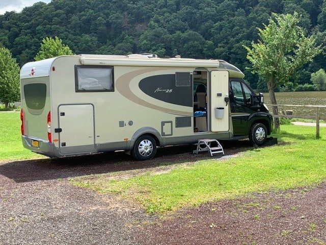 Camper Burstner Nexxo 25, Standaard zit, Ringverwarming, Luifel, 7 tot 12 maanden geleden
