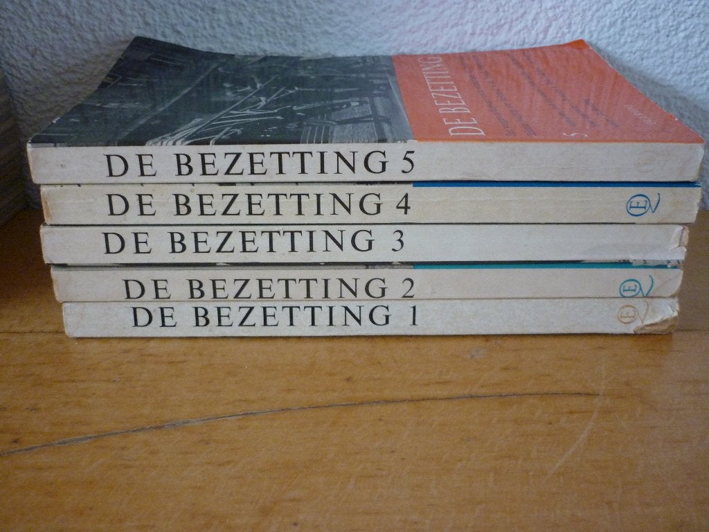 Serie De Bezetting - 5 delen - Milo Anstadt, Ophalen of Verzenden, 20e eeuw of later, Zo goed als nieuw, Milo Anstadt