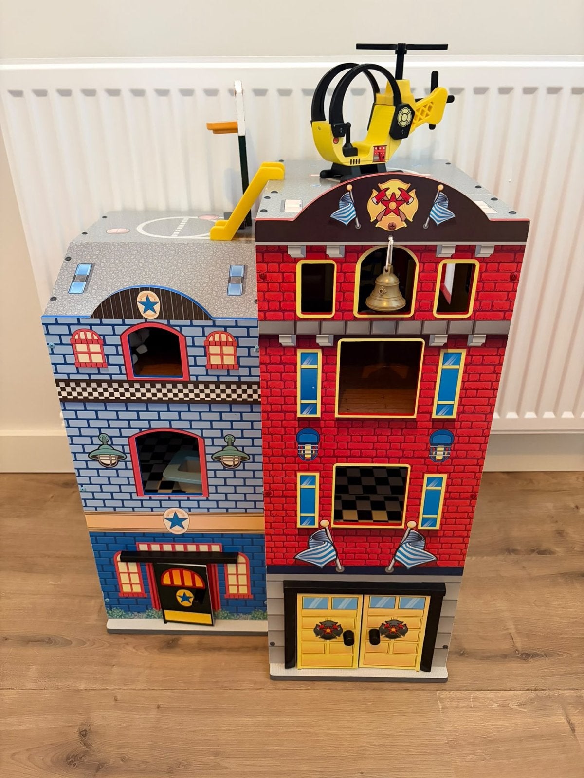 Groot houten brandweer- en politiebureau met accessoires, Ophalen, Zo goed als nieuw, Poppenhuis