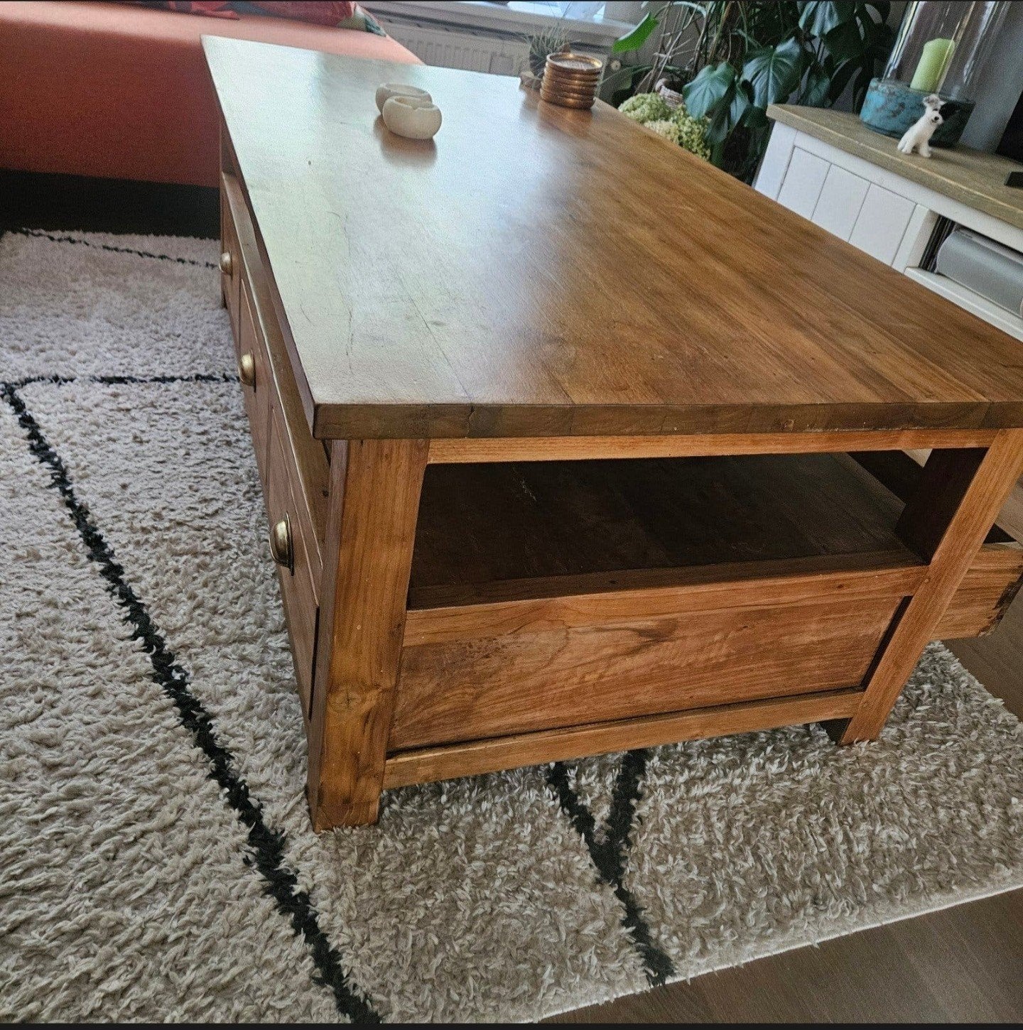 Foto 4 van Massief houten salontafel met lades