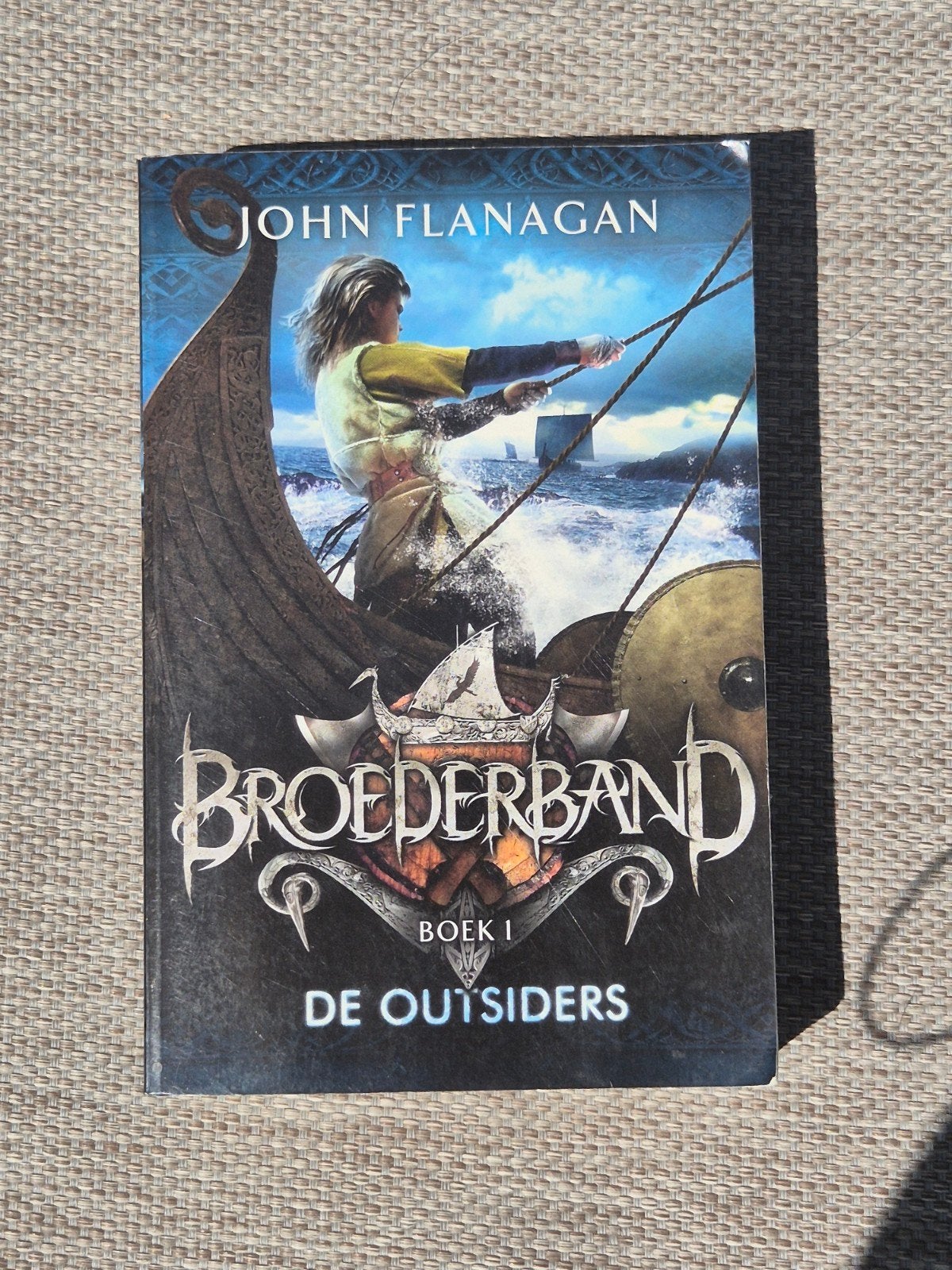 Broederband Boek 1: De Outsiders - John Flanagan, Boeken, Ophalen of Verzenden, Gelezen, John Flanagan, Fictie