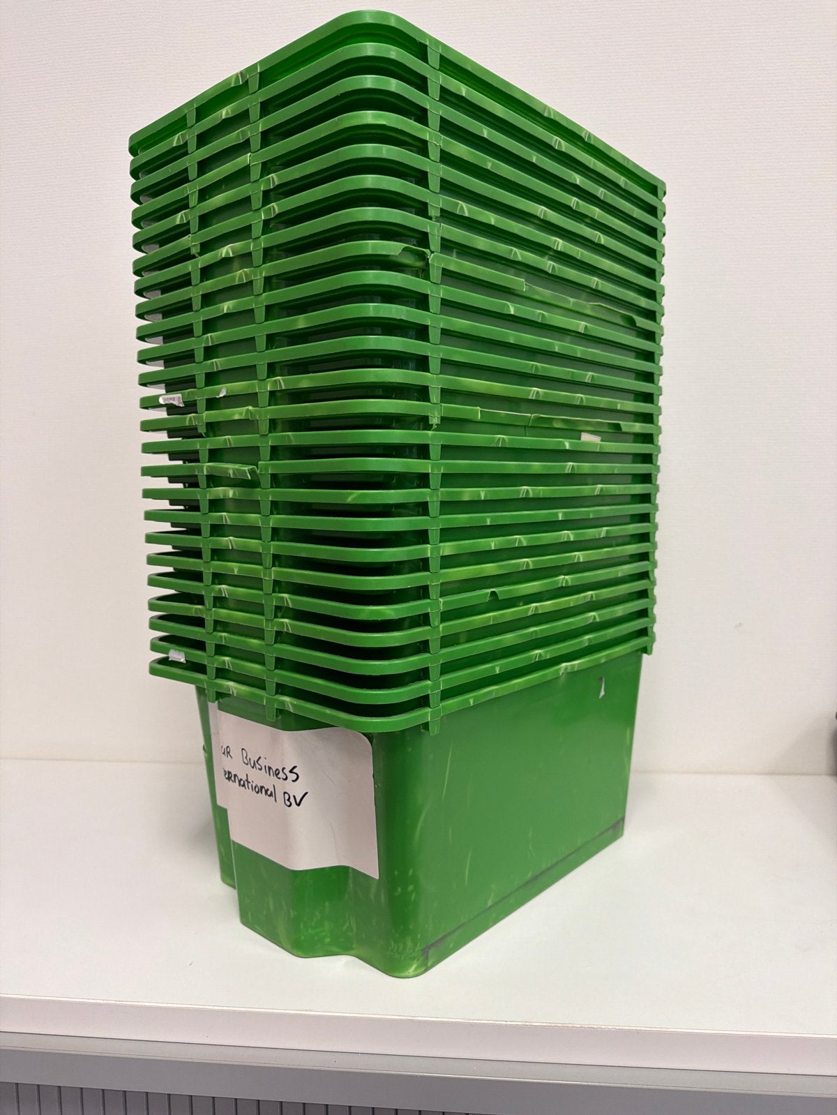 24 Stapelbare groene bakken - Ideaal voor opslag, Ophalen of Verzenden, Gebruikt, Minder dan 50 cm