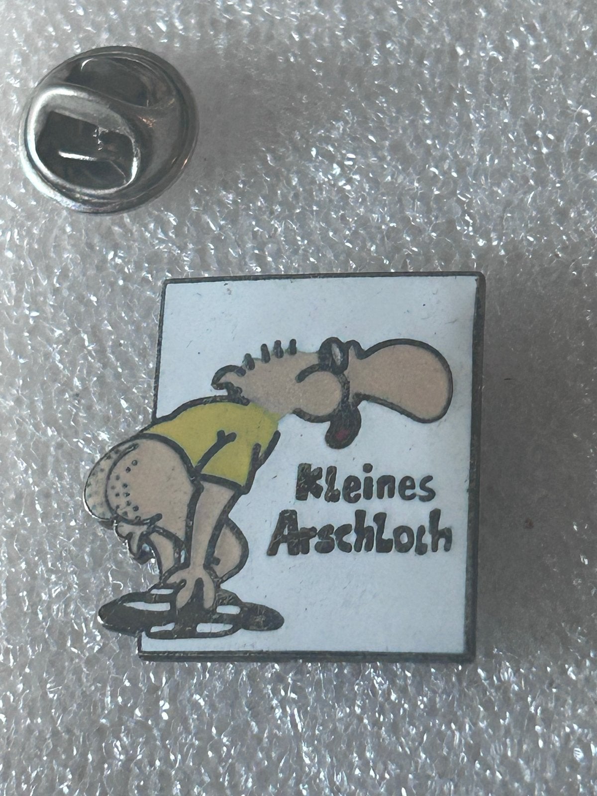Grappige Pin 'Kleines Arschloch' - Humoristische pin, Ophalen of Verzenden, Gebruikt, Overige onderwerpen, Speldje of Pin