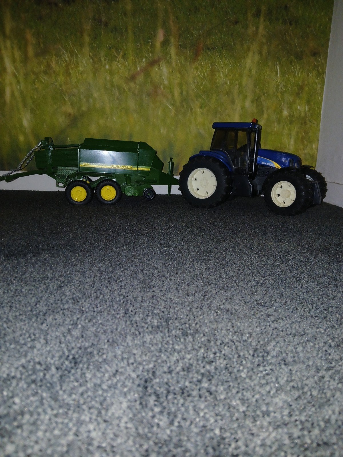 John Deere 690 Balenpers en New Holland T8040 Tractor, Ophalen, Zo goed als nieuw