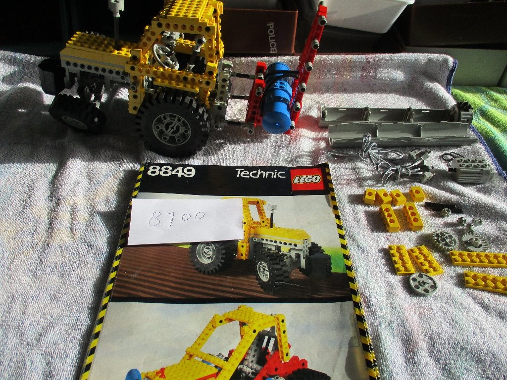 lego technic Set 8849 Tractor +8700 Expert Bouwer Power Pack, Kinderen en Baby's, Speelgoed | Duplo en Lego, Ophalen of Verzenden