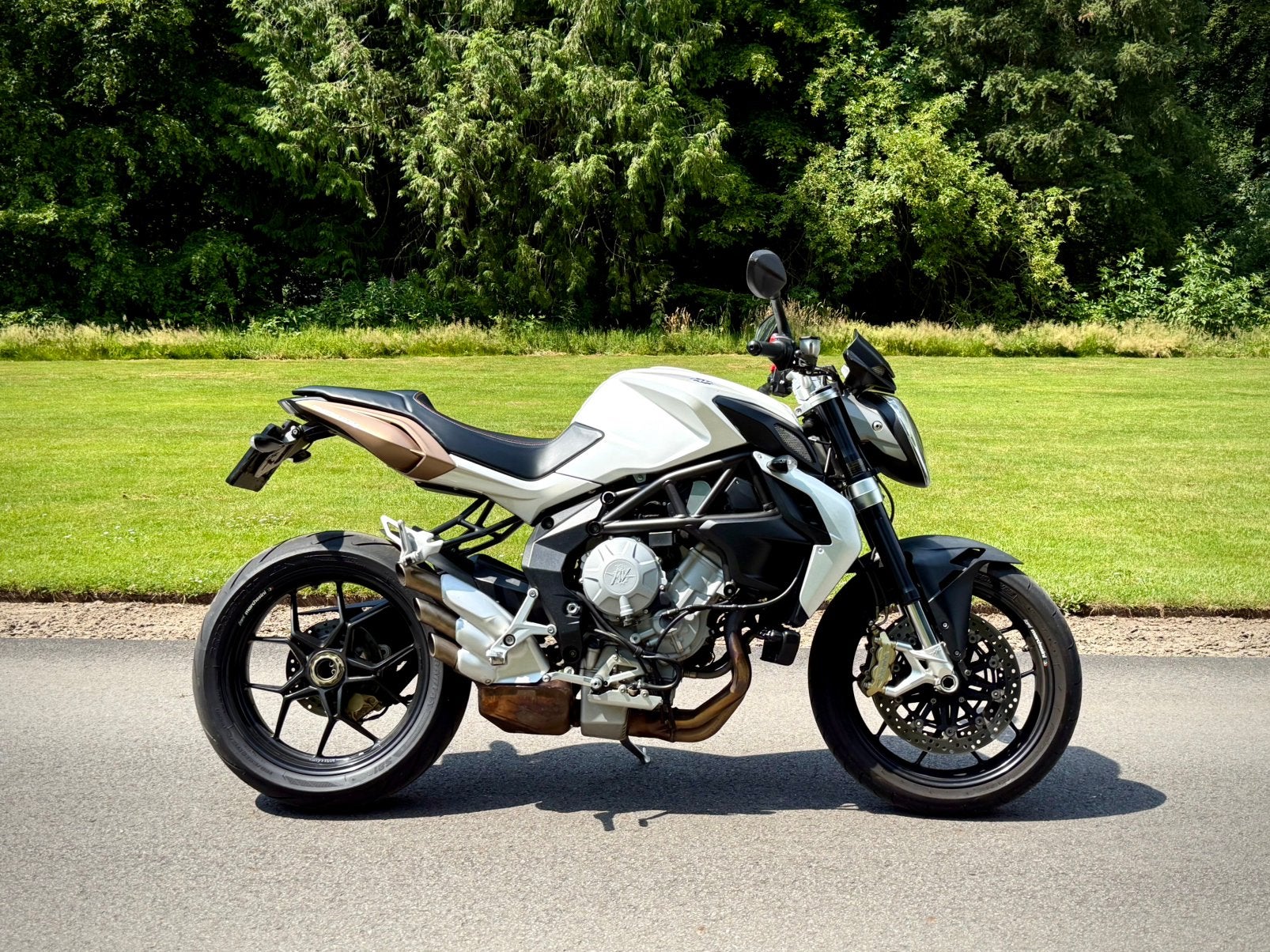 MV Agusta 675 Brutale (Nieuwstaat, Onderhoud, 2e eigenaar), Motoren, Occasion, Bedrijf, 3 cilinders, Stcmotoren@gmail.com