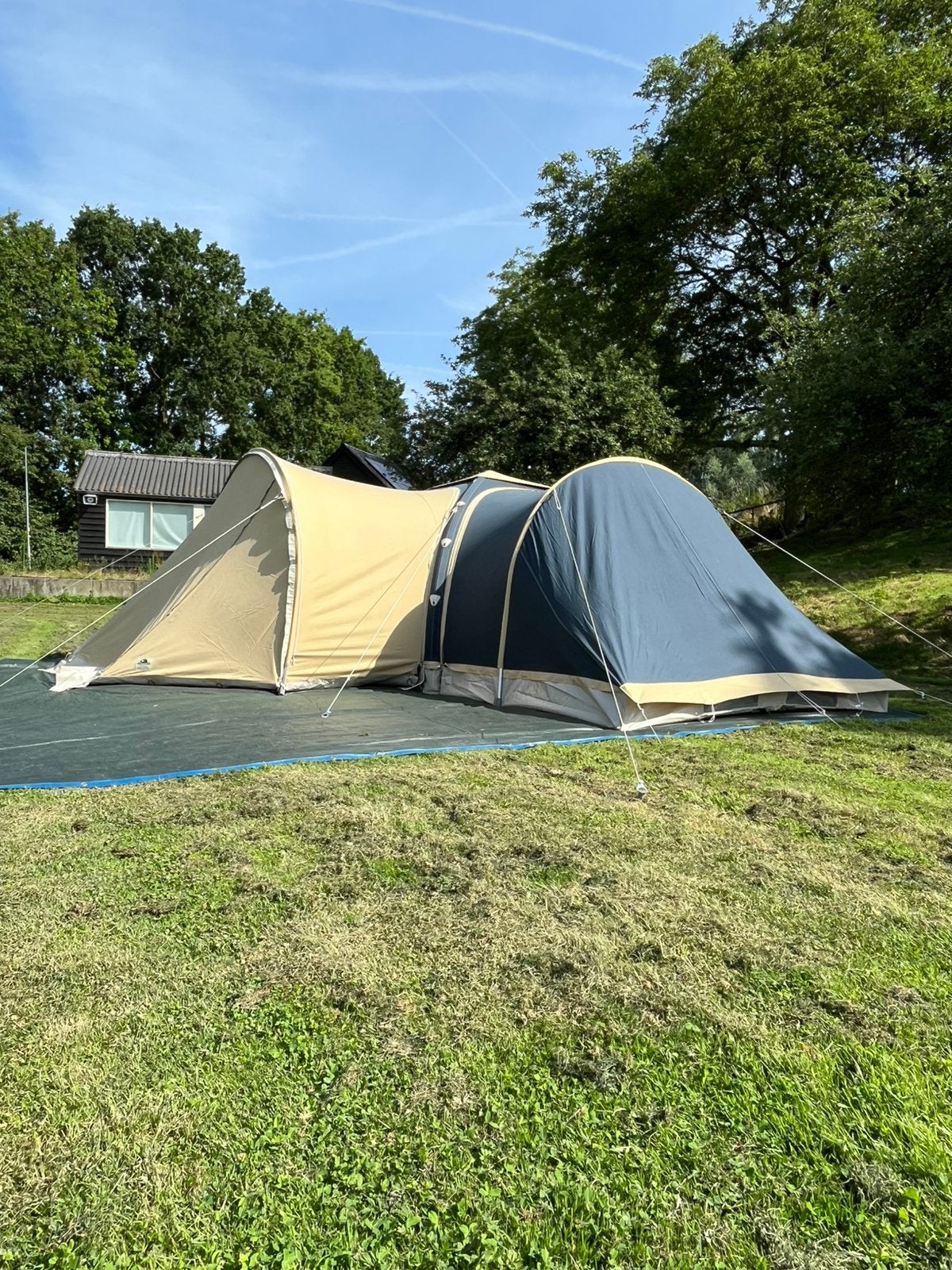Karsten oppompbare tent 300 Blauw met slaapaanbouw, Ophalen, Zo goed als nieuw, Tot en met 5