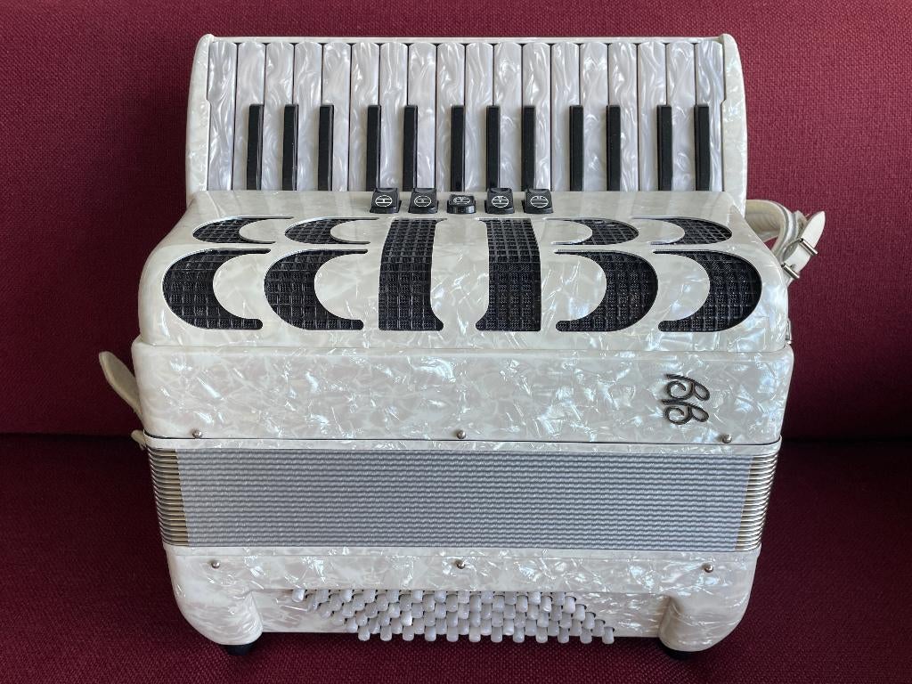 Z.g.a.n. italiaanse Ballone Burini accordeon.72bas.Compact ., Muziek en Instrumenten, Overige merken, 72-bas, Met koffer, Zo goed als nieuw