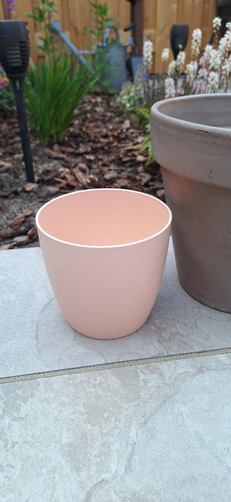 Elho bloempot kunststof kleur zacht roze-zalm, Tuin en Terras, Ophalen, Kunststof, Rond, Zo goed als nieuw