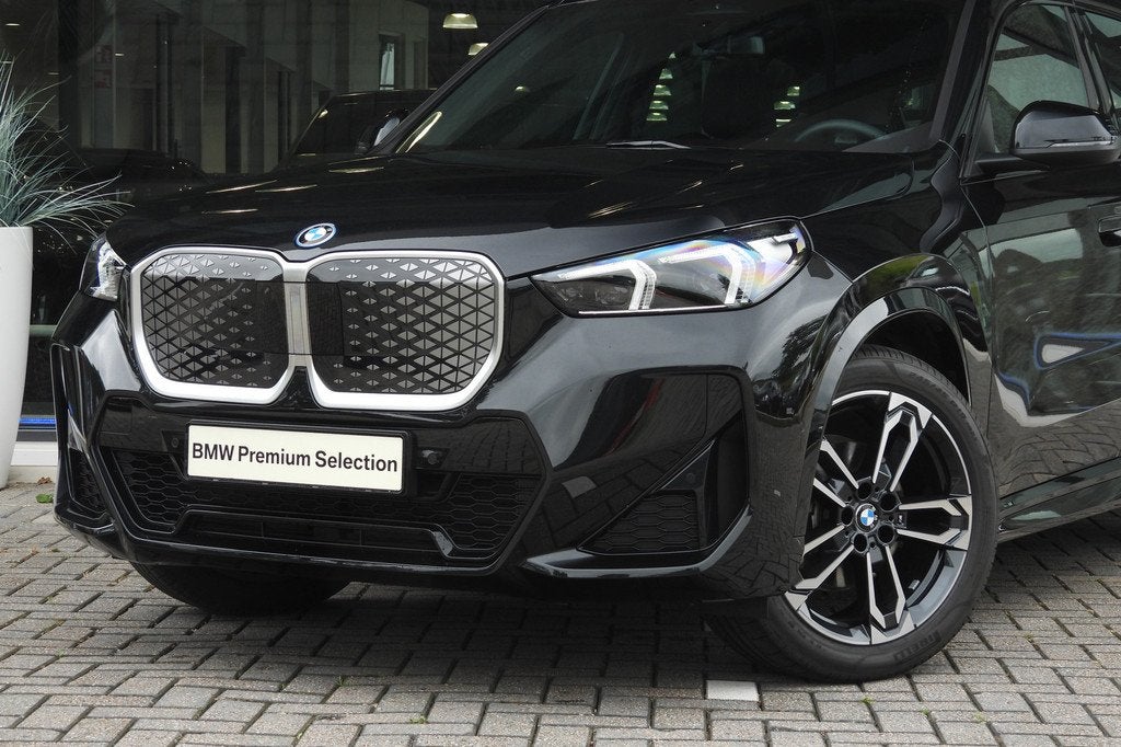 BMW iX1 eDrive20 M Sport / Panoramadak / Sportstoelen / M Ad, Auto's, BMW, Gebruikt, Met garantie (alle), 24 min, Zwart