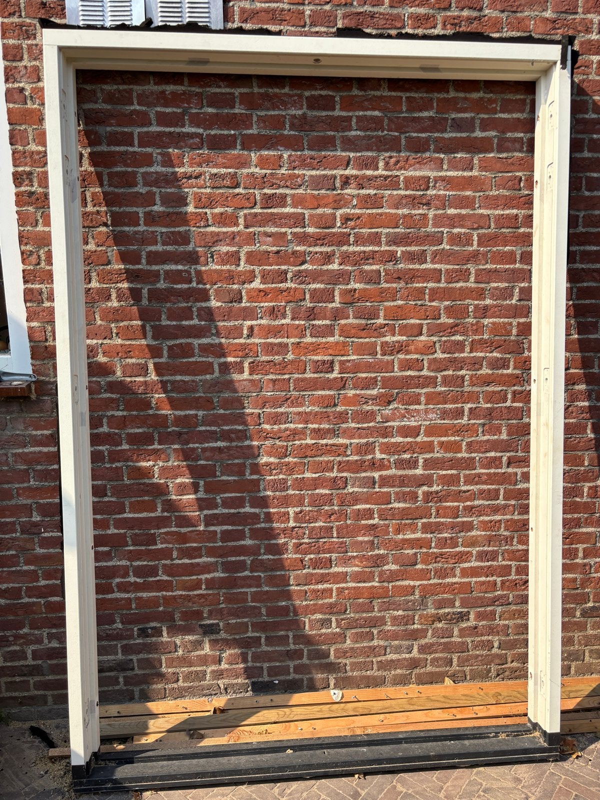 Zo goed als nieuw hardhouten kozijn, wit gegrond (245x169cm), Ophalen, Raamkozijn, Zo goed als nieuw, 150 tot 225 cm