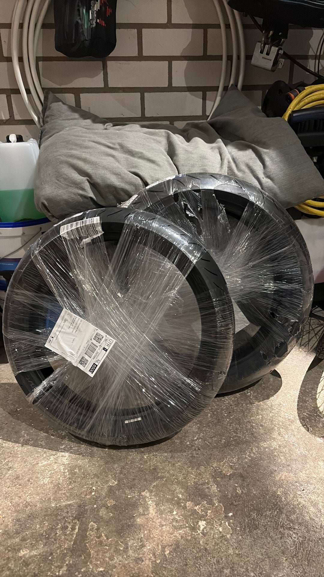 Set nieuwe motorbanden van Metzeler, Motoren, Ophalen