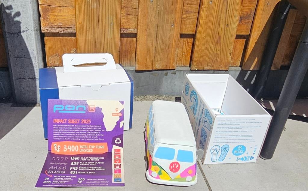 Unieke VW T1 bus van gerecyclede teenslippers - PON editie, Overige merken, Auto, Groter dan 1:32, Nieuw