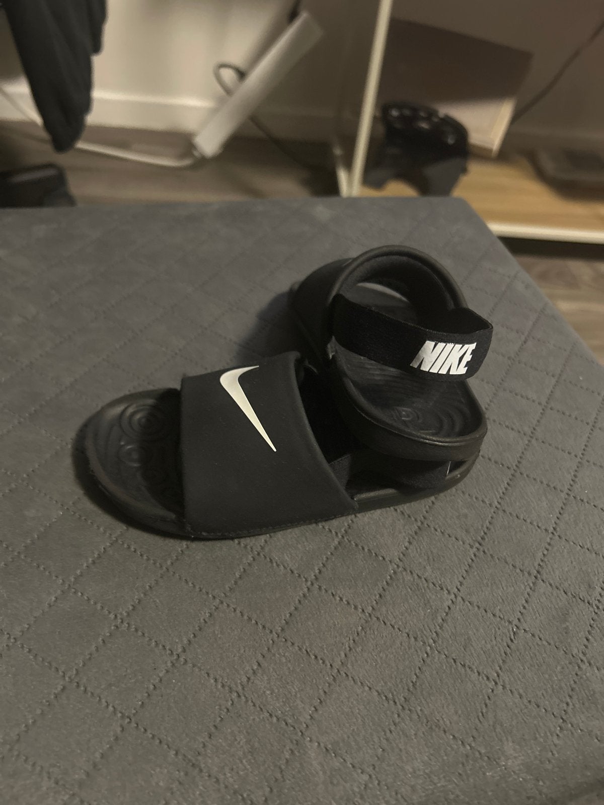 Nike slippers voor kinderen - Zwart met witte swoosh, Kinderen en Baby's, Ophalen of Verzenden, Zo goed als nieuw, Jongetje of Meisje