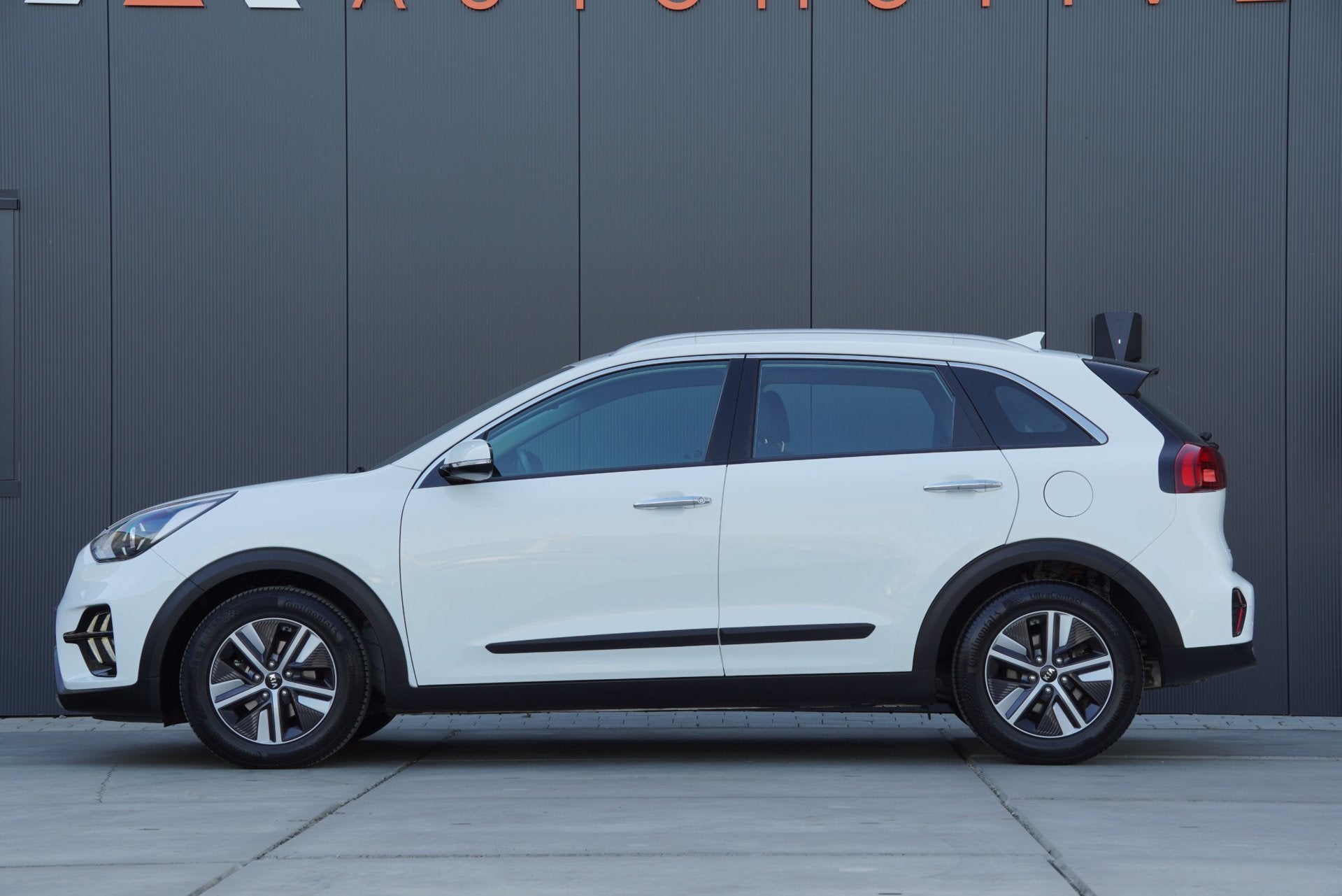 Foto 2 van Kia Niro 1.6 GDi Hybrid DynamicLine 2021 Automaat Airco Clim