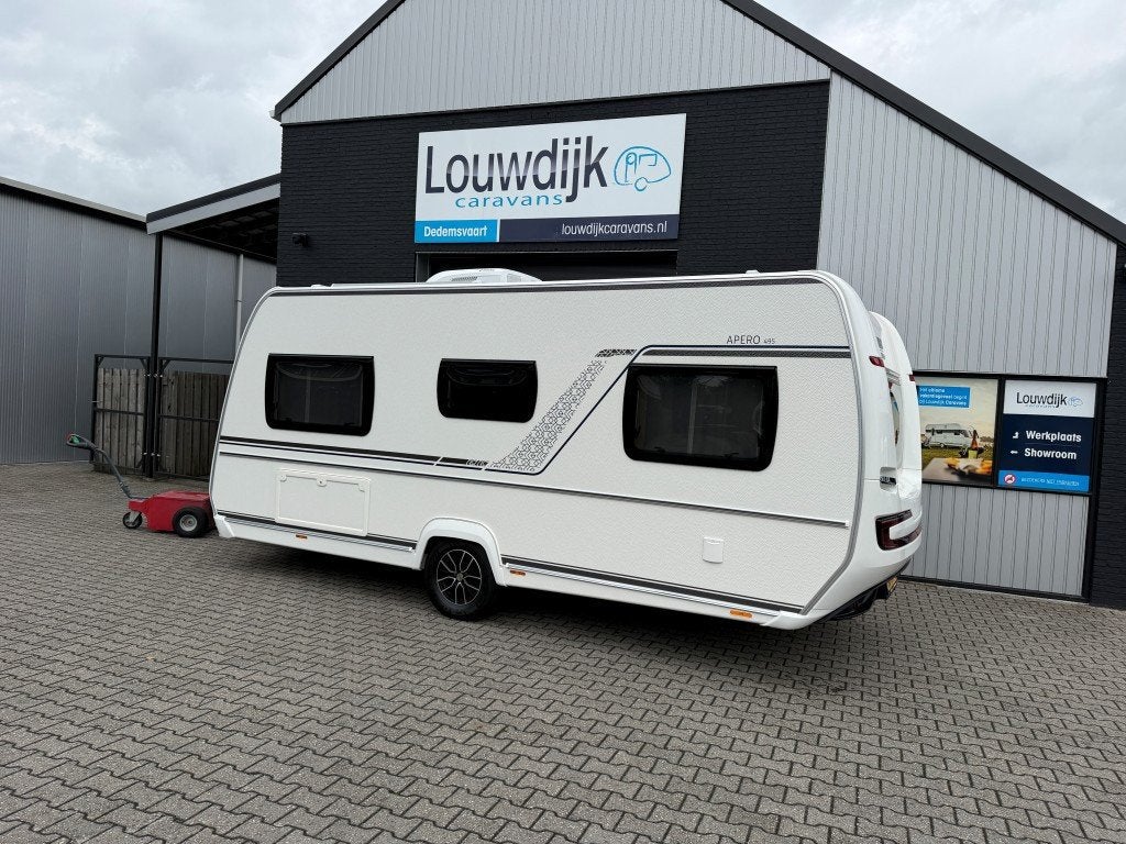 FENDT Apero 495 SFB ’25 (Fransbed, Airco, Luifel), Caravans en Kamperen, Rondzit, Vast bed, 7 tot 8 meter, Bedrijf