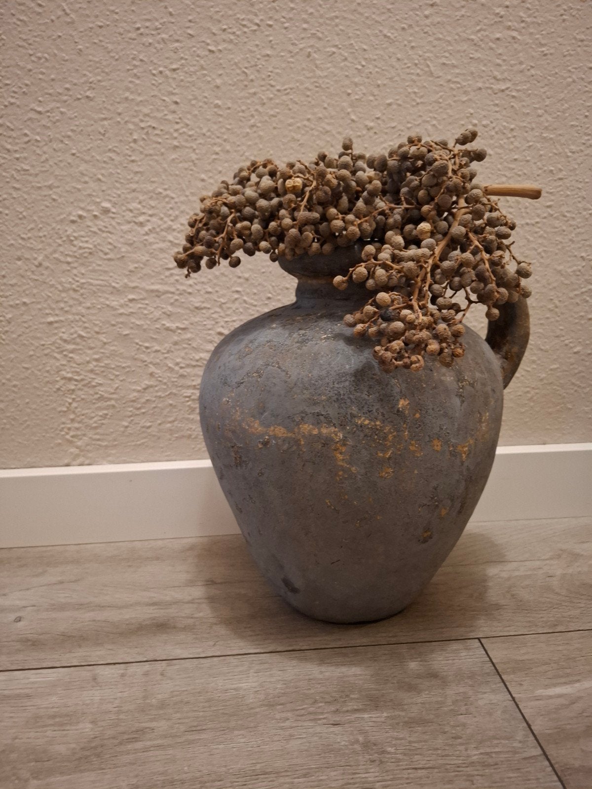 Landelijke kruik - Decoratieve vaas met handvat, Huis en Inrichting, Woonaccessoires | Vazen, Ophalen, Zo goed als nieuw, Met handvat