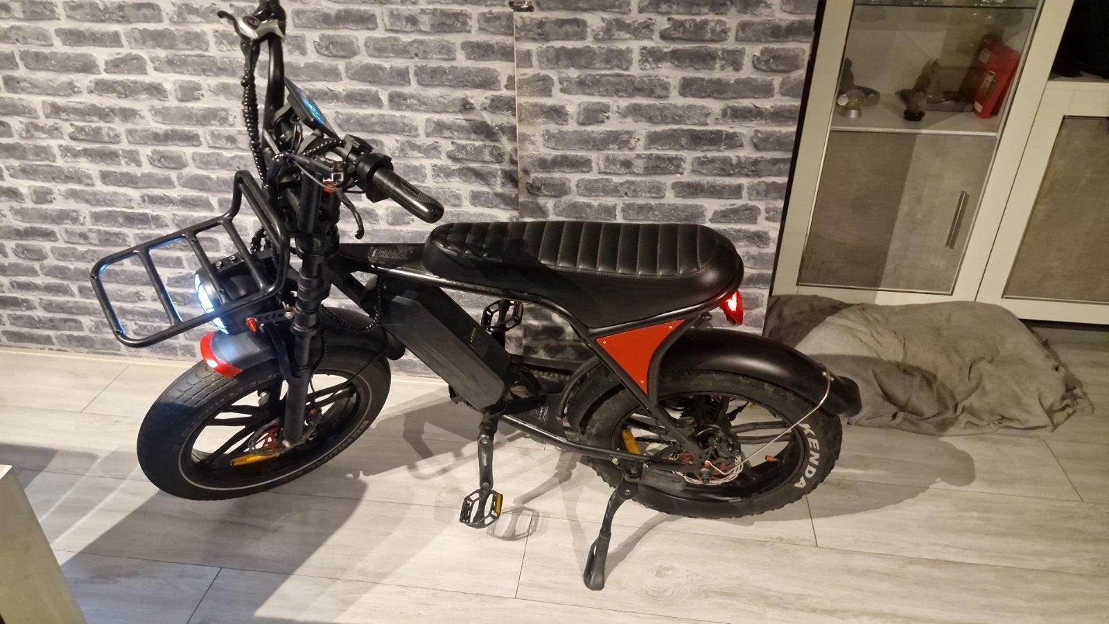 Stoere Fatbike E-bike met voorrek en comfortabel zadel, Zo goed als nieuw, 51 tot 55 cm, 50 km per accu of meer, Ophalen