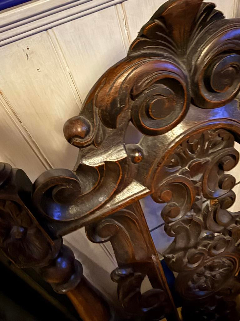 Twee antieke kerkstoelen - één beschadigd, één perfect, Antiek en Kunst, Ophalen