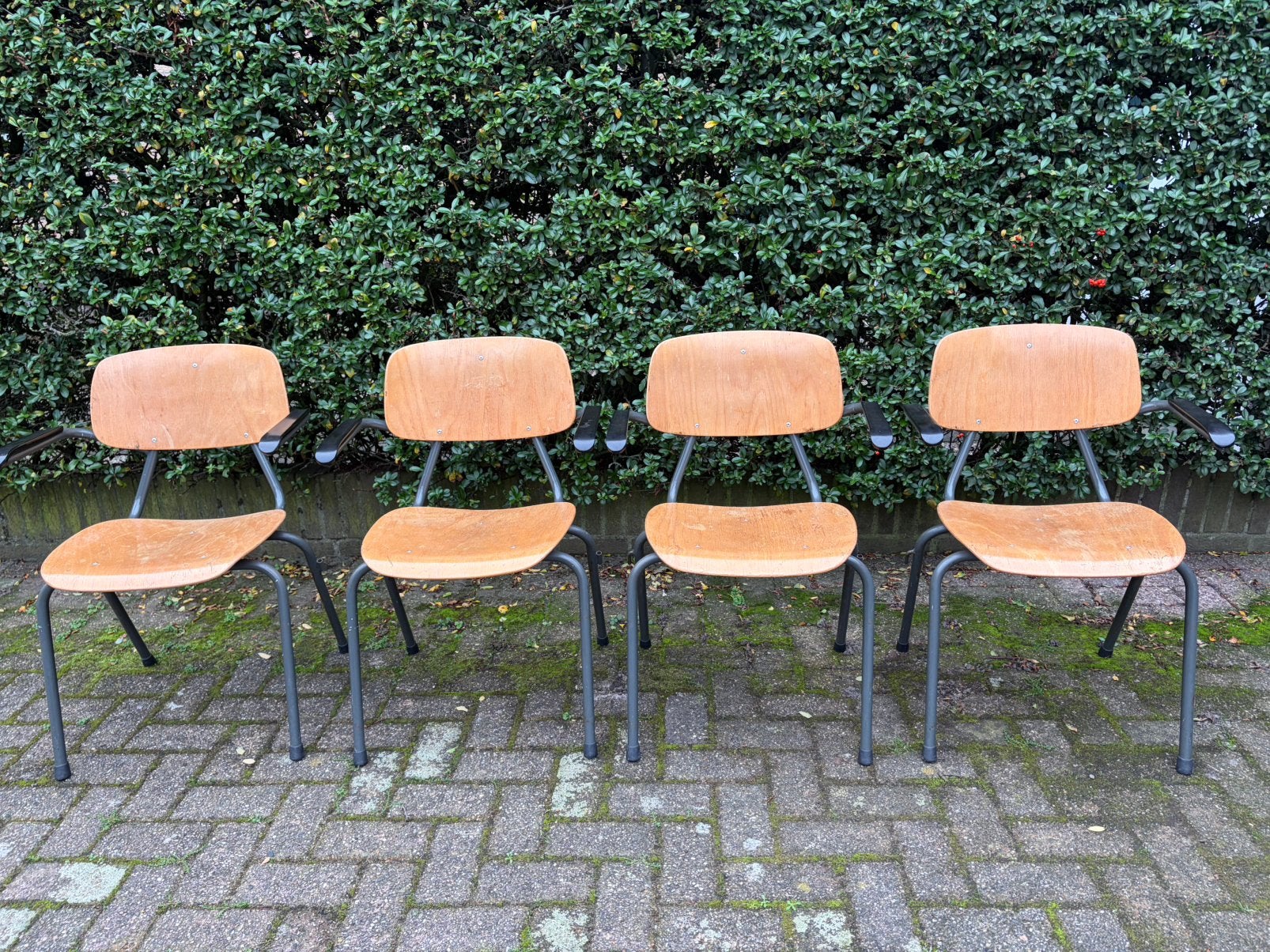 Vintage schoolstoelen met bakelieten armleuningen, Ophalen, Gebruikt, Vier, Grijs