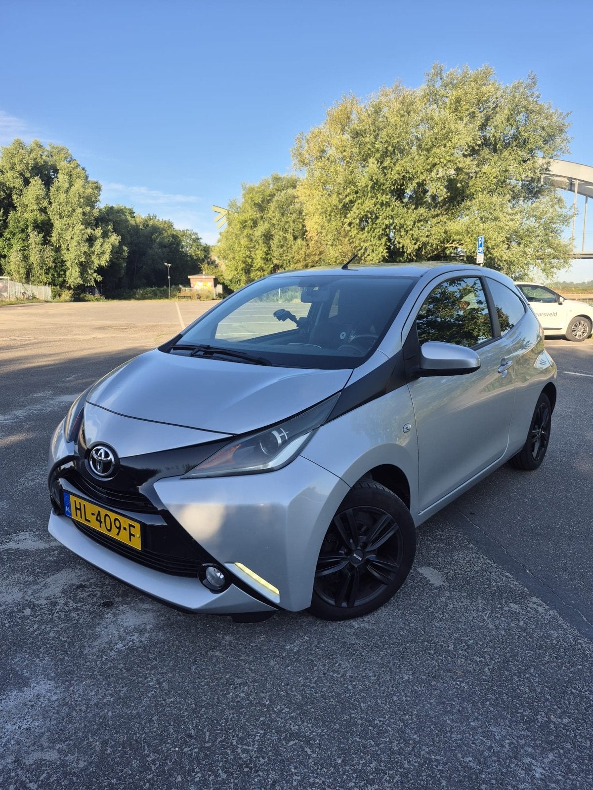 Toyota Aygo 2016 Automaat | CarPlay | Camera | TREKHAAK, Stof, Zwart, 4 stoelen, Origineel Nederlands
