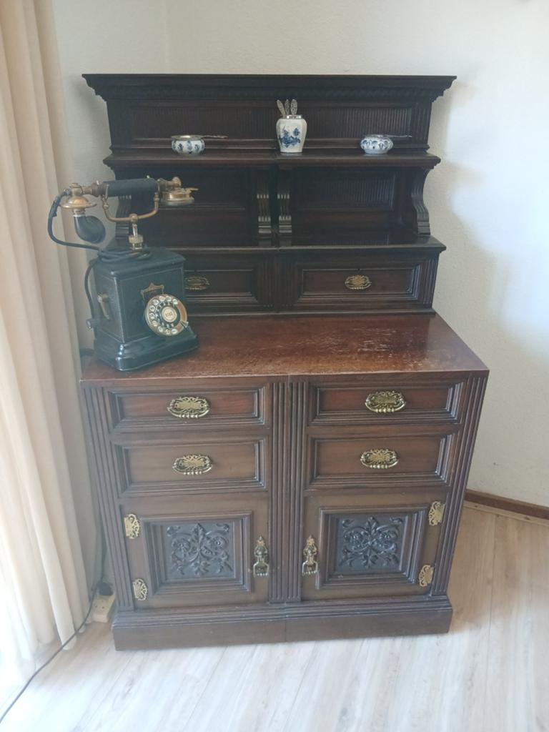 Antiek dressoir met opbouw en sierlijk houtsnijwerk, Ophalen