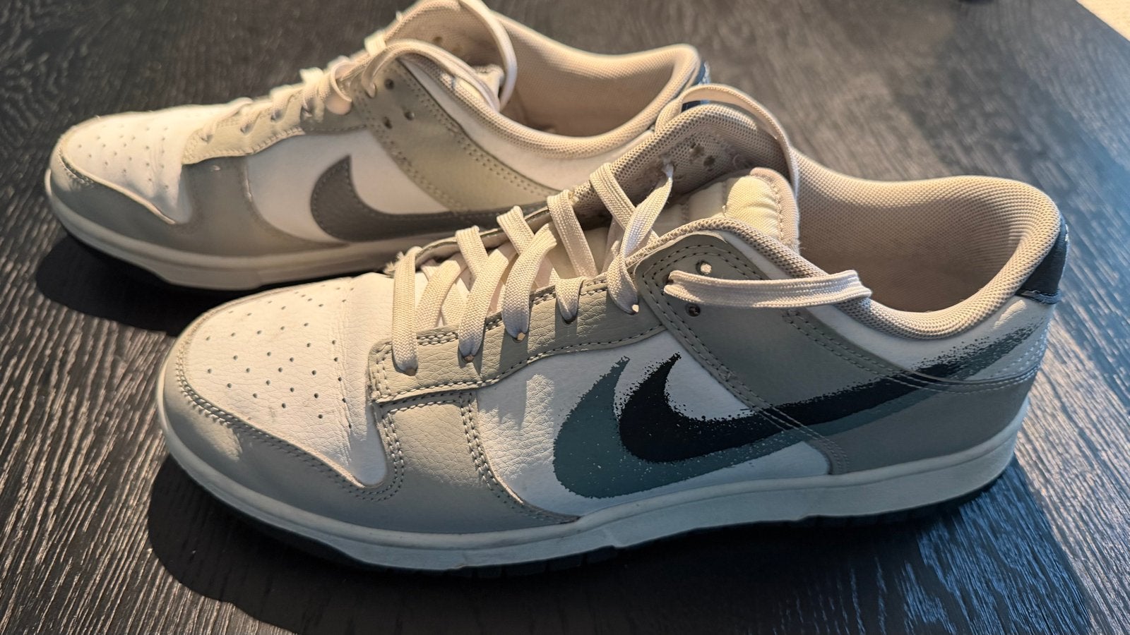 Nike Dunk Low grijs wit met zwart logo - Nette staat, Kleding | Heren, Ophalen of Verzenden, Gedragen, Wit, Sneakers of Gympen