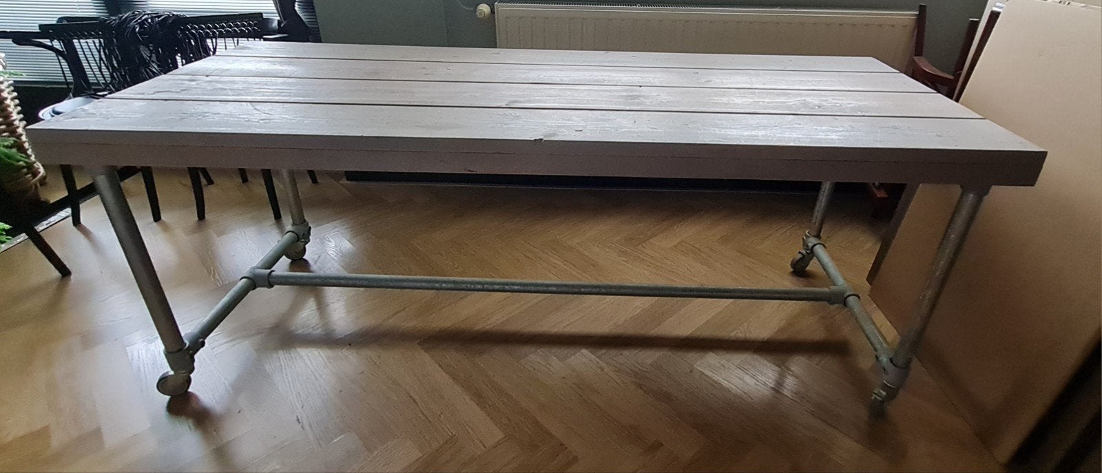 Robuuste tafel op wielen met industriële look, 50 tot 100 cm, Zo goed als nieuw, Vijf personen of meer, 150 tot 200 cm