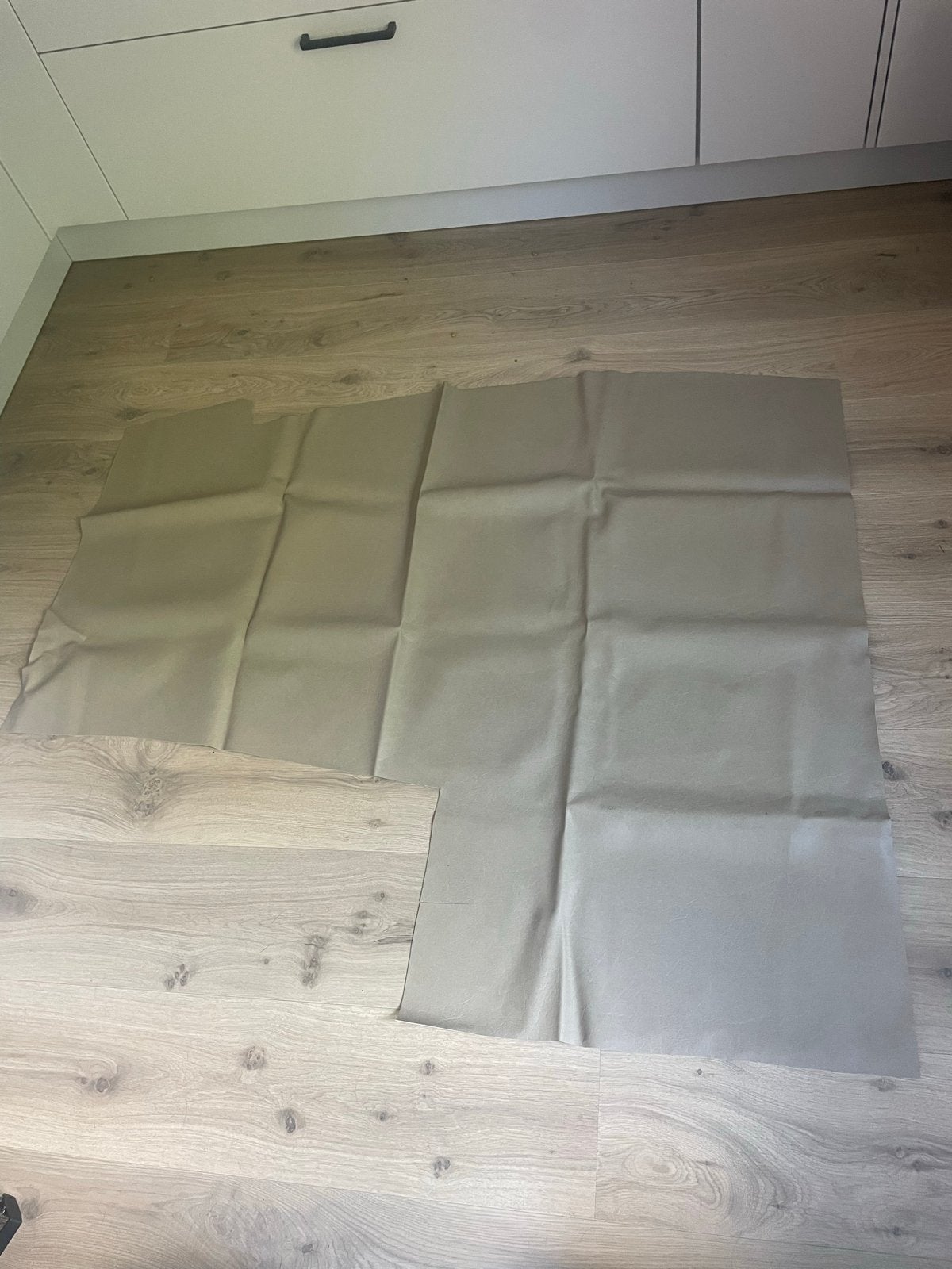 Stuk kunstleer - beige/grijs - voor bekleding/knutselen, Beige, Leer of Kunstleer, Ophalen of Verzenden, Zo goed als nieuw