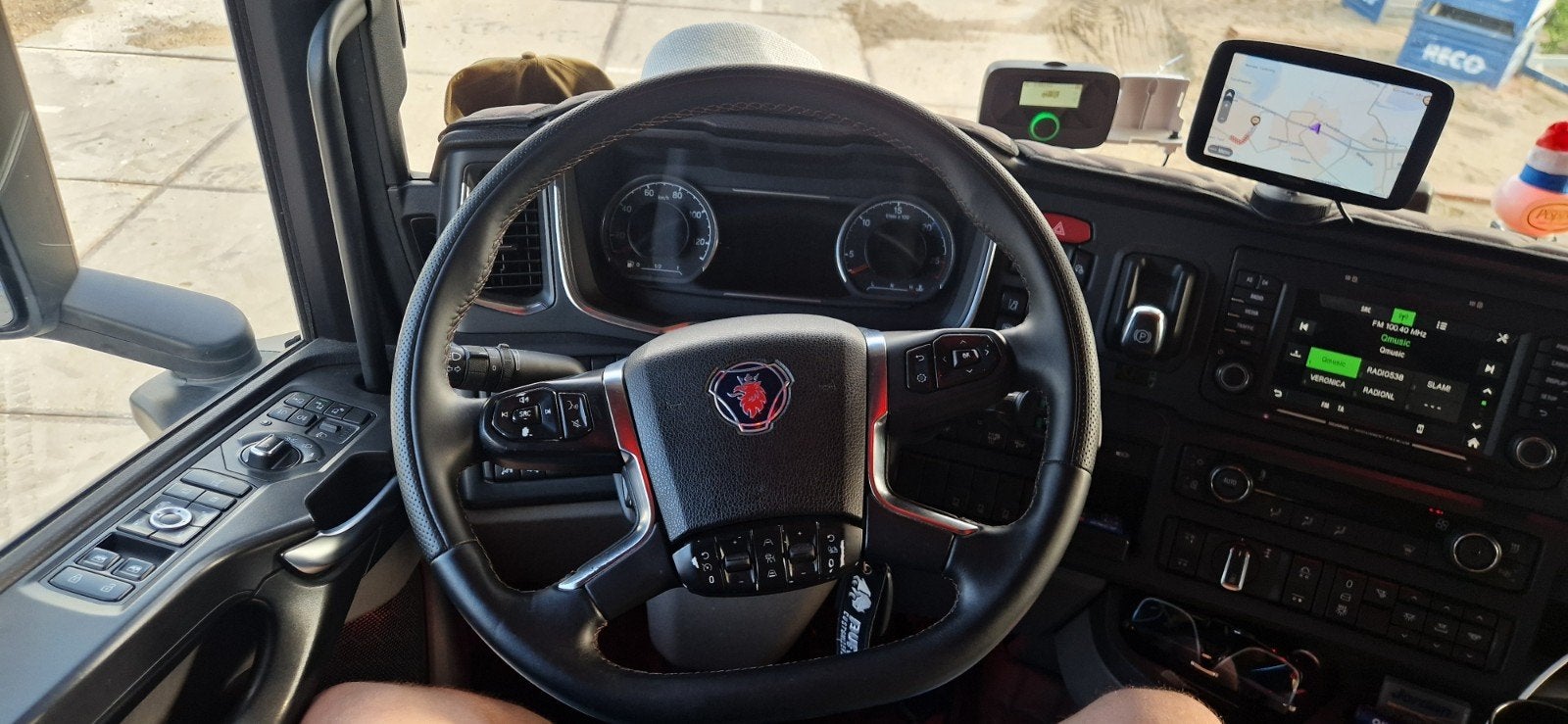 Scania Next Gen stuur met zwart leer en bruine stiksels, Ophalen