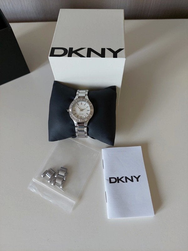 Horloge dames merk DKNY zilver - zo goed als nieuw, Sieraden, Tassen en Uiterlijk, Horloges | Dames, Staal, DKNY, Polshorloge