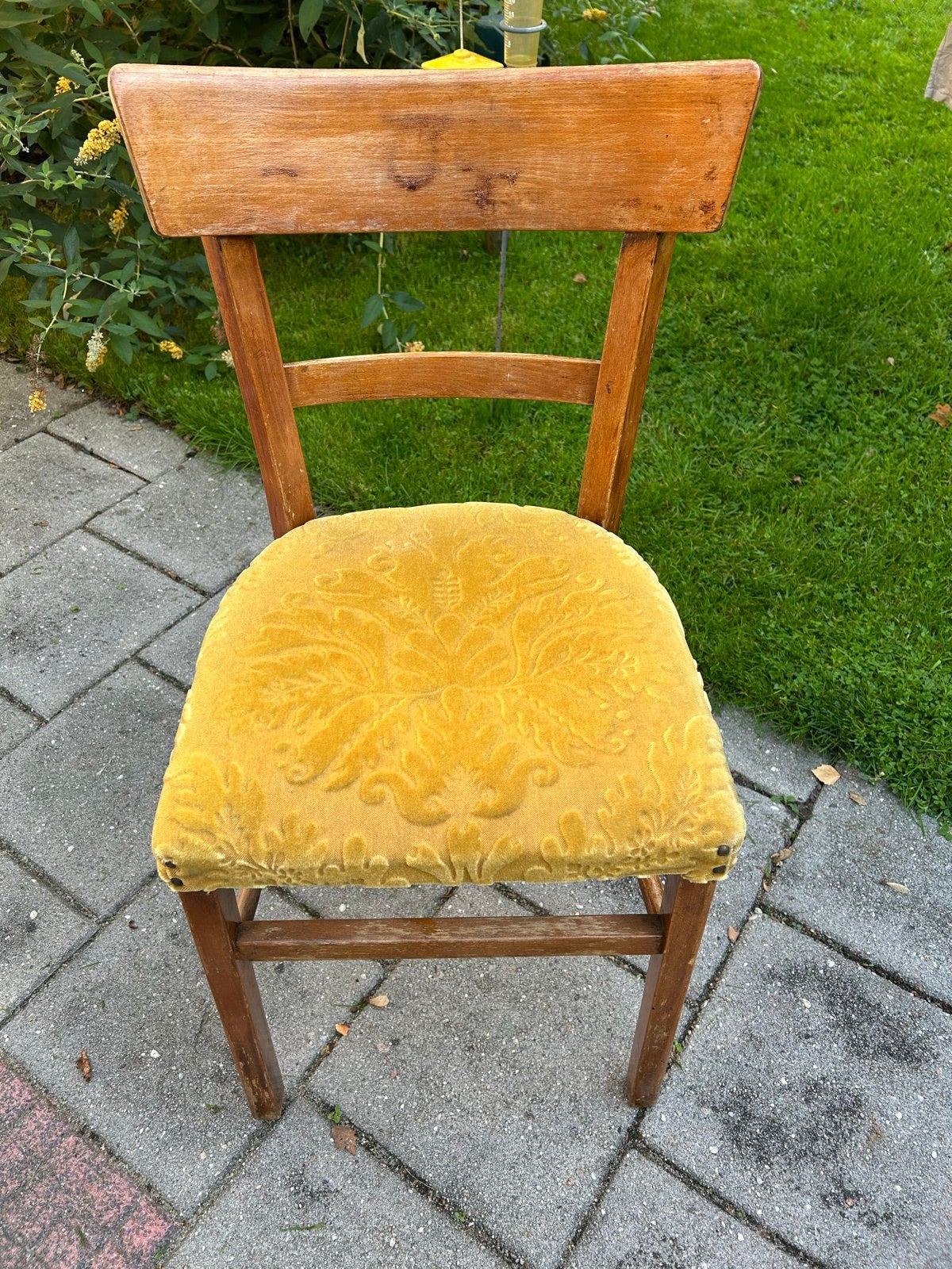 Vintage houten stoel met geel fluwelen zitting, Ophalen