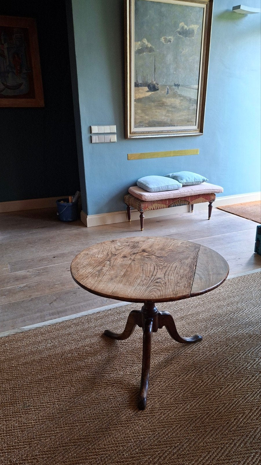 ronde houten salontafel met antieke driepoot, Ophalen