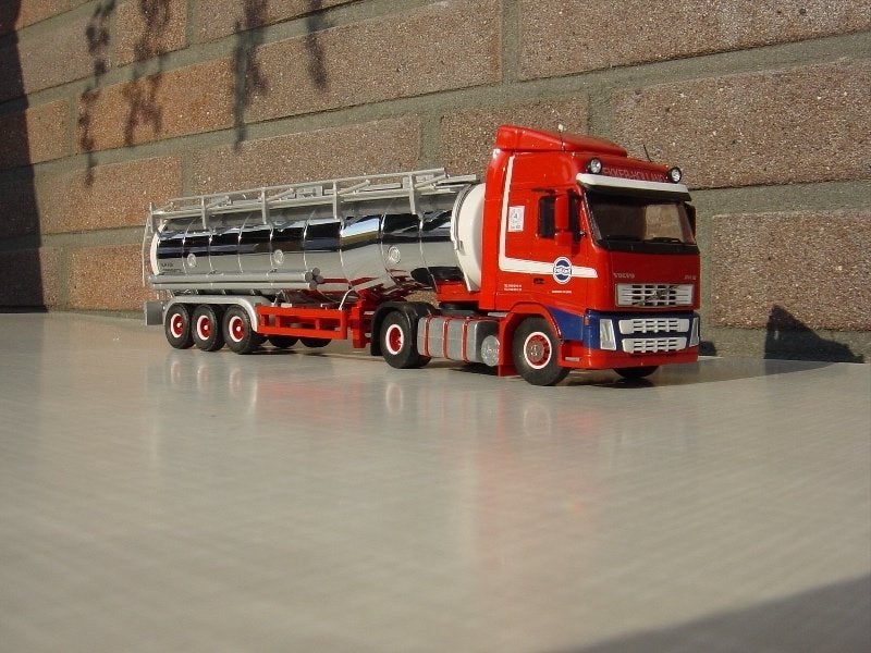 Model vrachtwagen met tankoplegger - Scania en Volvo, Hobby en Vrije tijd, Modelauto's | 1:50, Ophalen, Gebruikt, Bus of Vrachtwagen