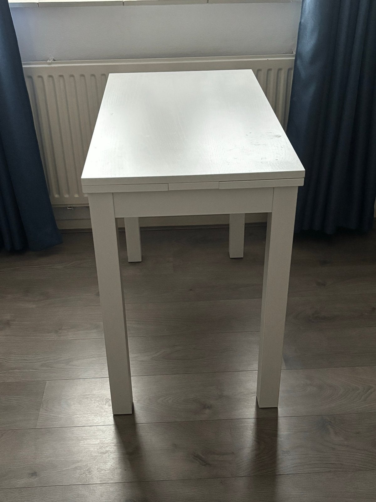 IKEA uitschuifbare tafel met witte stoel
