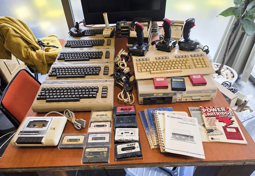 5 x C64, C 128, 2x 1541, 5 joysticks, 128 disks + box, carts, Computers en Software, Vintage Computers, Ophalen of Verzenden