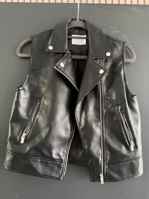 Zwarte leatherlook gilet maat 152 van Zara, Meisje, Trui of Vest, Nieuw, Ophalen of Verzenden