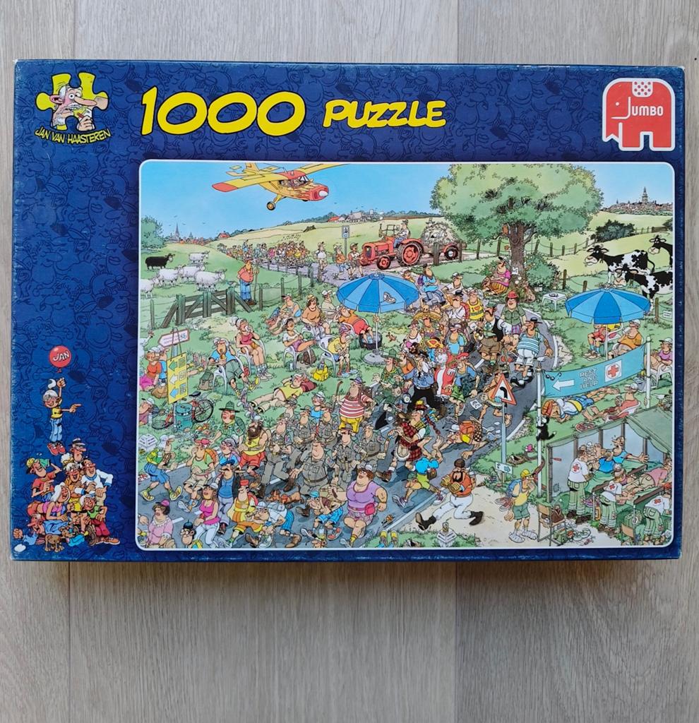Jan van Haasteren. De mars.1000 stukjes, Hobby en Vrije tijd, Denksport en Puzzels, Ophalen of Verzenden, 500 t/m 1500 stukjes