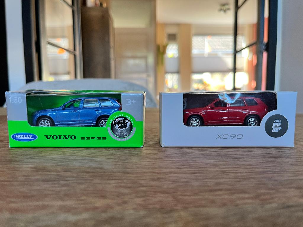 Welly volvo XC90 1:60 rood+blauw in ovp, Ophalen of Verzenden, Zo goed als nieuw, Auto