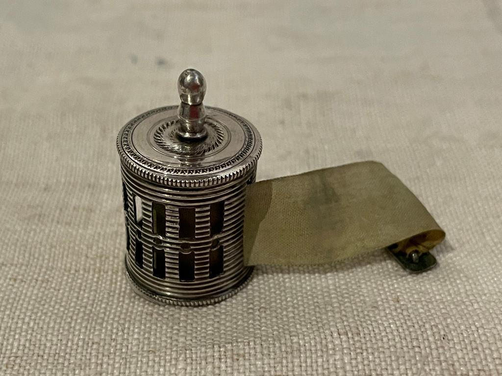 rib meetlint cm centimeter in zilveren huis naaigerei, Ophalen, Zilver