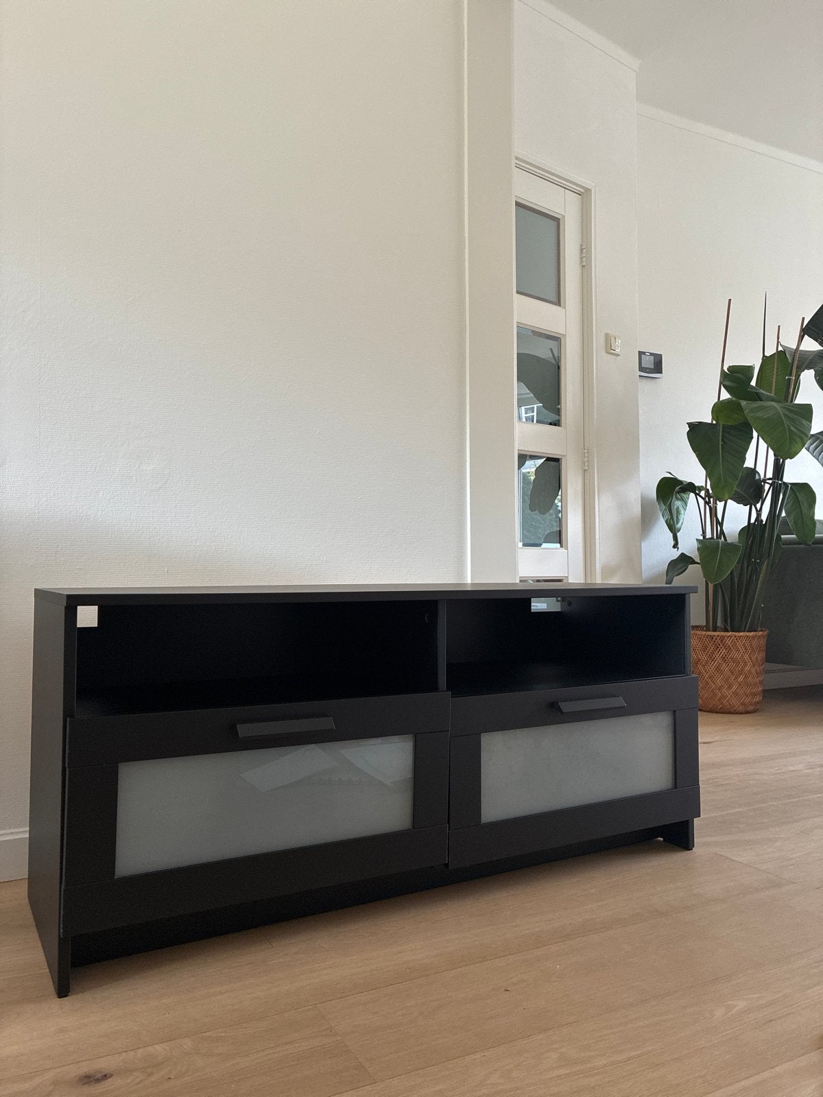 Zwart TV-meubel (IKEA), Huis en Inrichting, Ophalen, Gebruikt, 100 tot 150 cm, Minder dan 100 cm