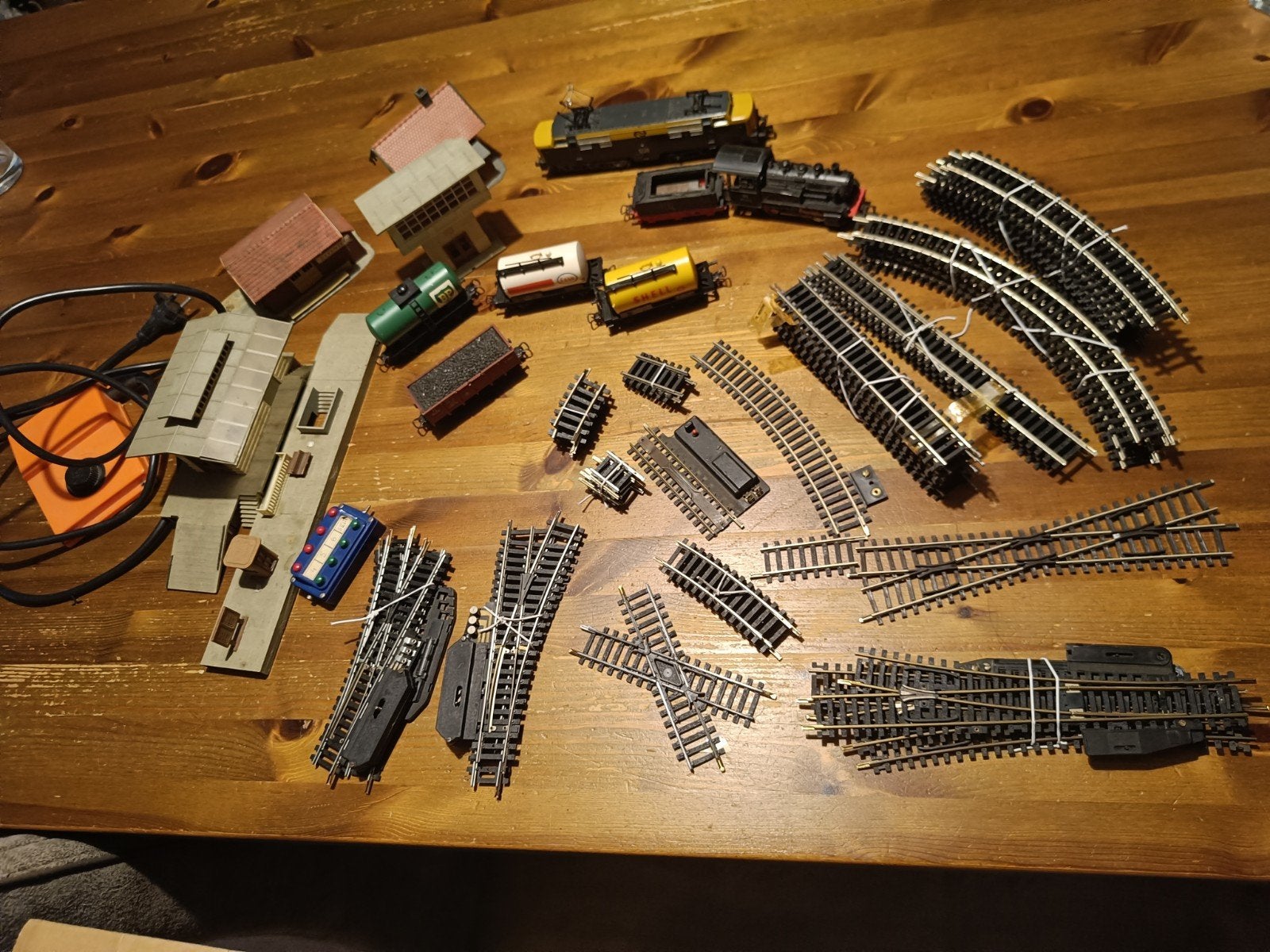 Grote modelspoorbaan set met treinen, rails en gebouwen, Ophalen of Verzenden